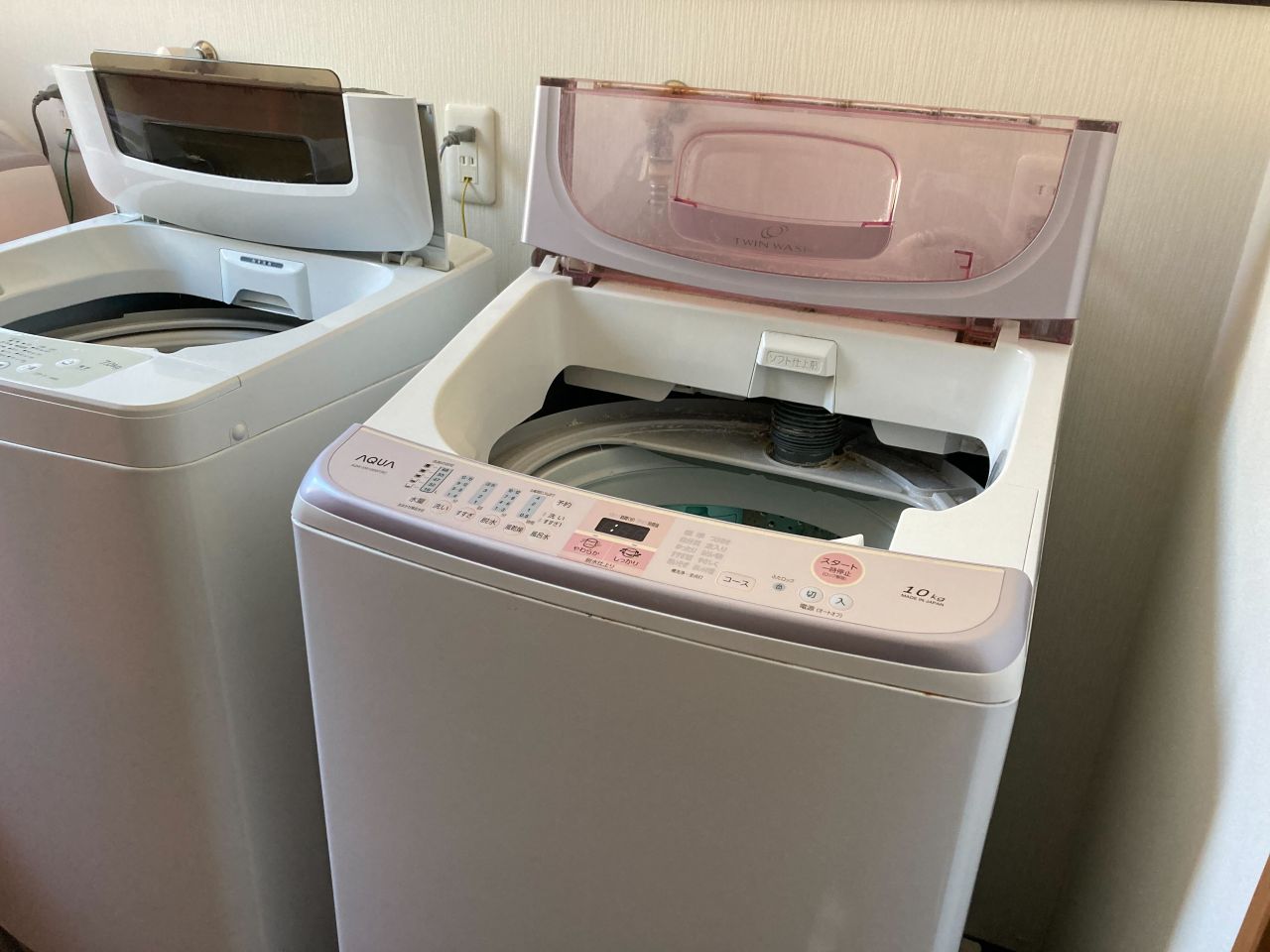 洗濯機（無料）と乾燥機（有料）