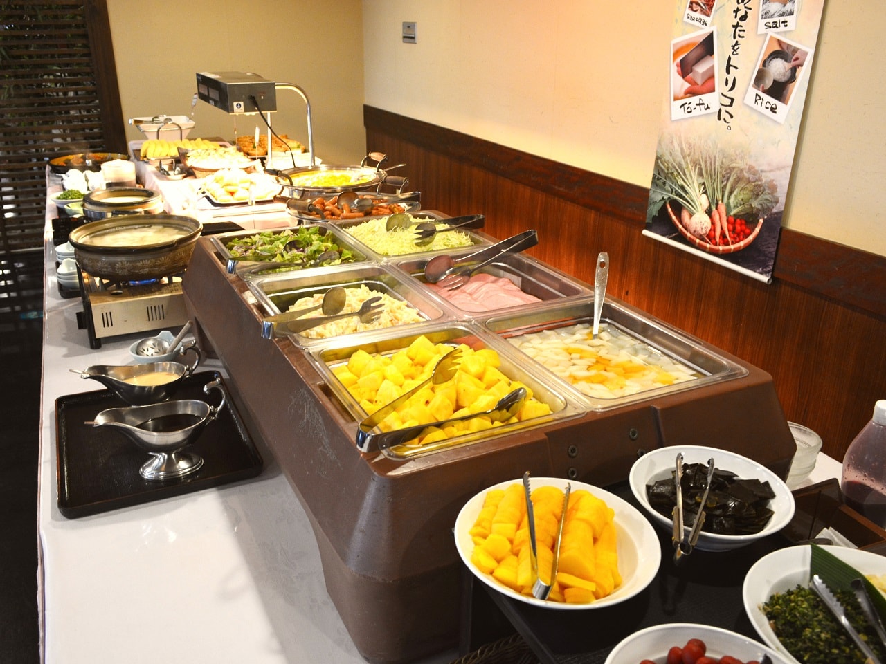 ご朝食はバイキング形式です。お好みの料理をお召し上がりいただけます。