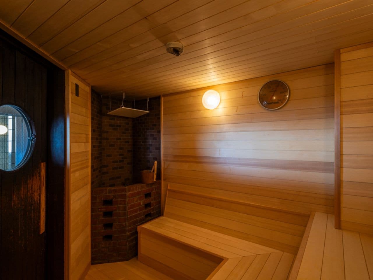 【2Fパノラマ大浴場露天檜風呂】　パノラマ大浴場にはサウナも併設しております。