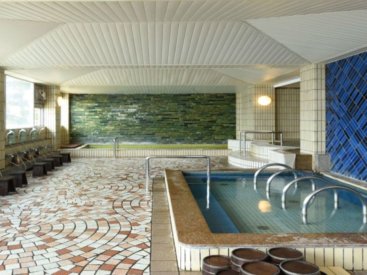 【2Fパノラマ大浴場露天檜風呂】　広々とした大浴場をはじめ、ドリームバス、ジェットバス、リラックスバスなど多彩な浴槽がお楽しみ頂けます。