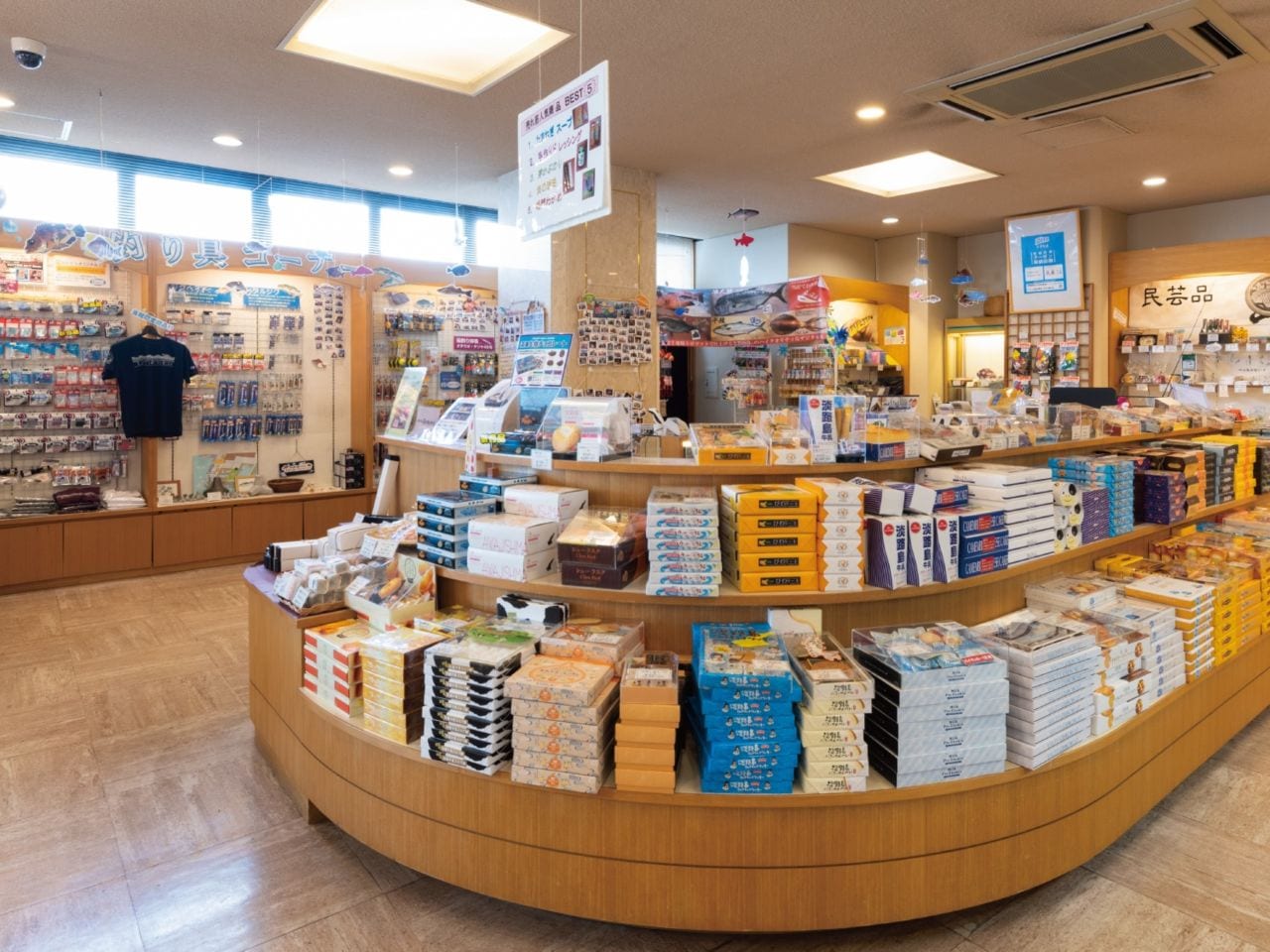 【売店】淡路島のお土産、アイス、お酒、当館のオリジナルグッズ等 人気の釣り具コーナーも充実の品揃えです。