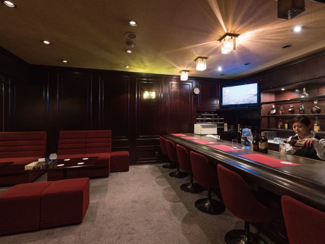 【カラオケラウンジ「バーポセイドン」】飲んで、歌って、コスプレ！淡路島の夜をお楽しみください。