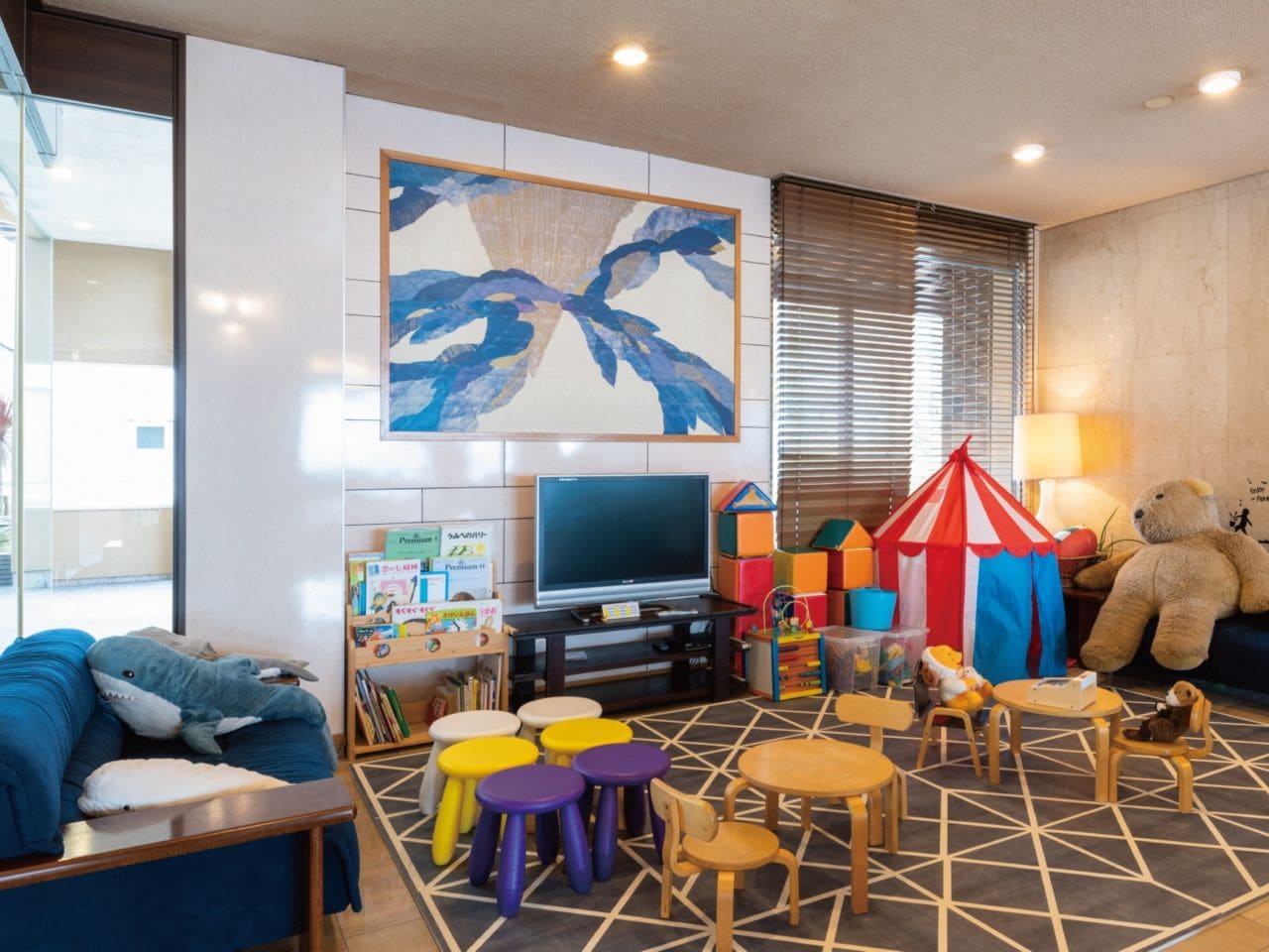 【キッズコーナー】小さなお子様も安心。 積み木・折り紙・パスル・お子様映画でお遊びいただけます。