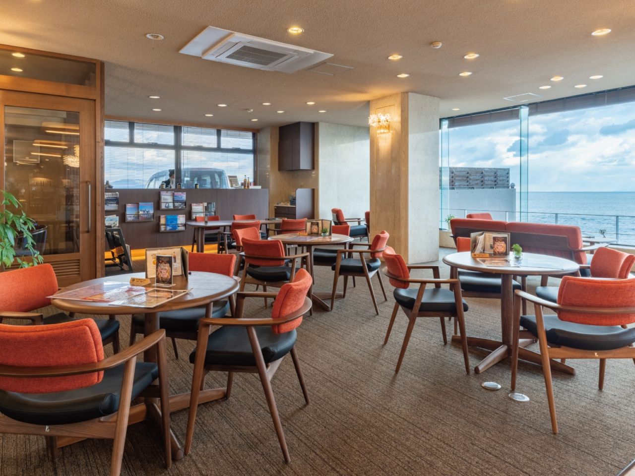 【茶房まづめ】海を眺めながら島コーヒーや季節のドリンクをお楽しみ頂けます。