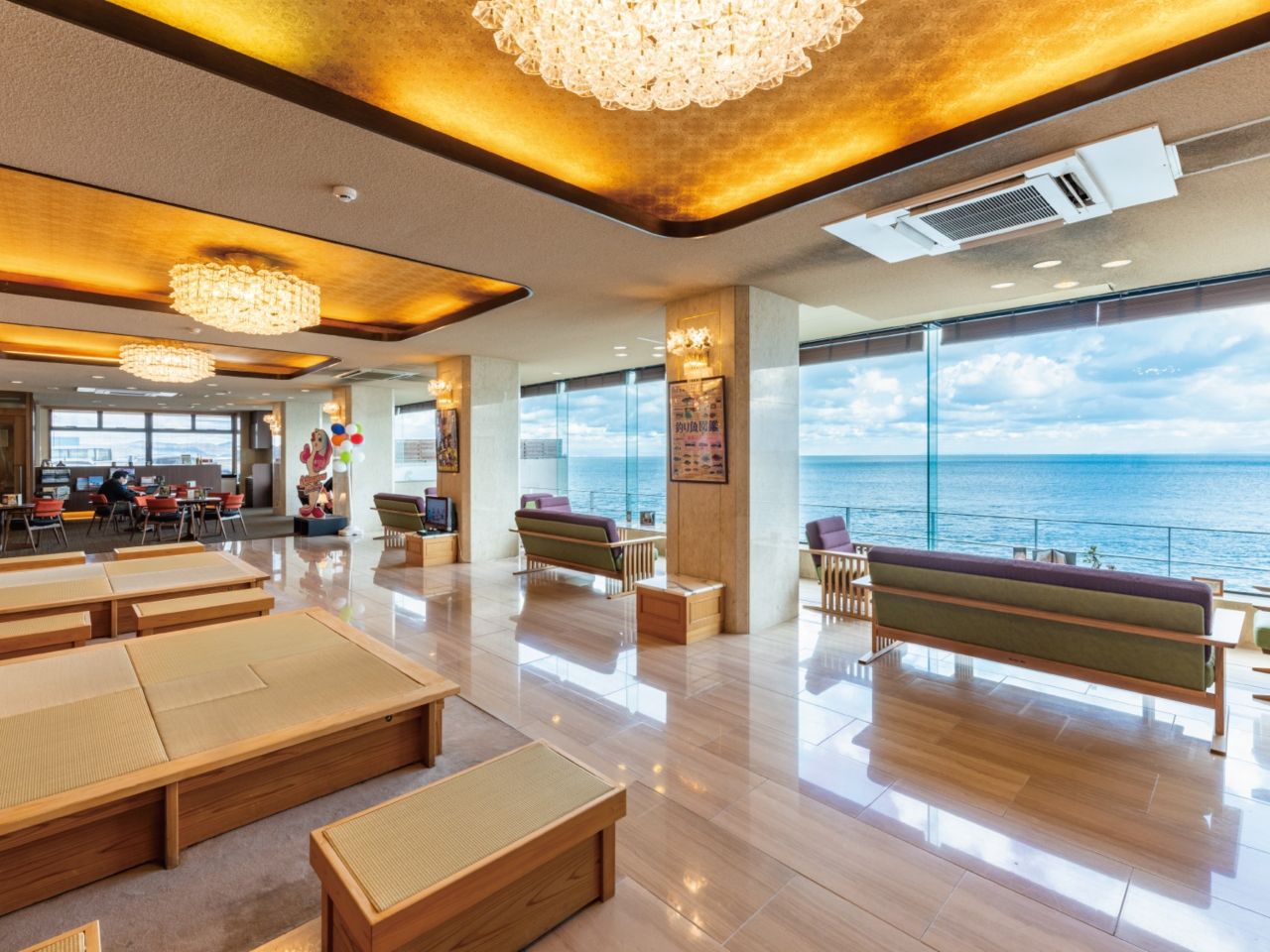 【ロビーラウンジ】素晴らしいパノラマビューをご覧いただけます。
