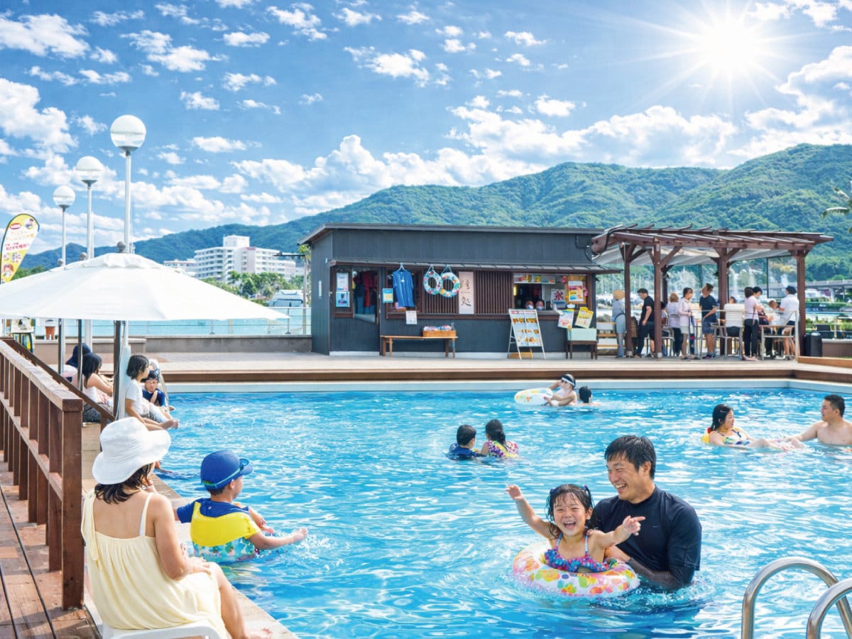 【2026年6月3日プールオープン！】島内最大級の屋外プールで、あわかんを楽しもう！お子様用のプール、幼児用ビニールプールもございます。水着とサンダルをご持参ください。浮き輪の持ち込みOK！浮き輪レンタル（有料）もございます。