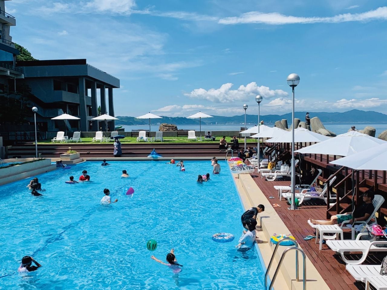 【シーサイドプール】海に囲まれた絶景の屋外プールです。 お子様用のプール、幼児用ビニールプールもございます。夏季限定《6月中旬～9月上旬》