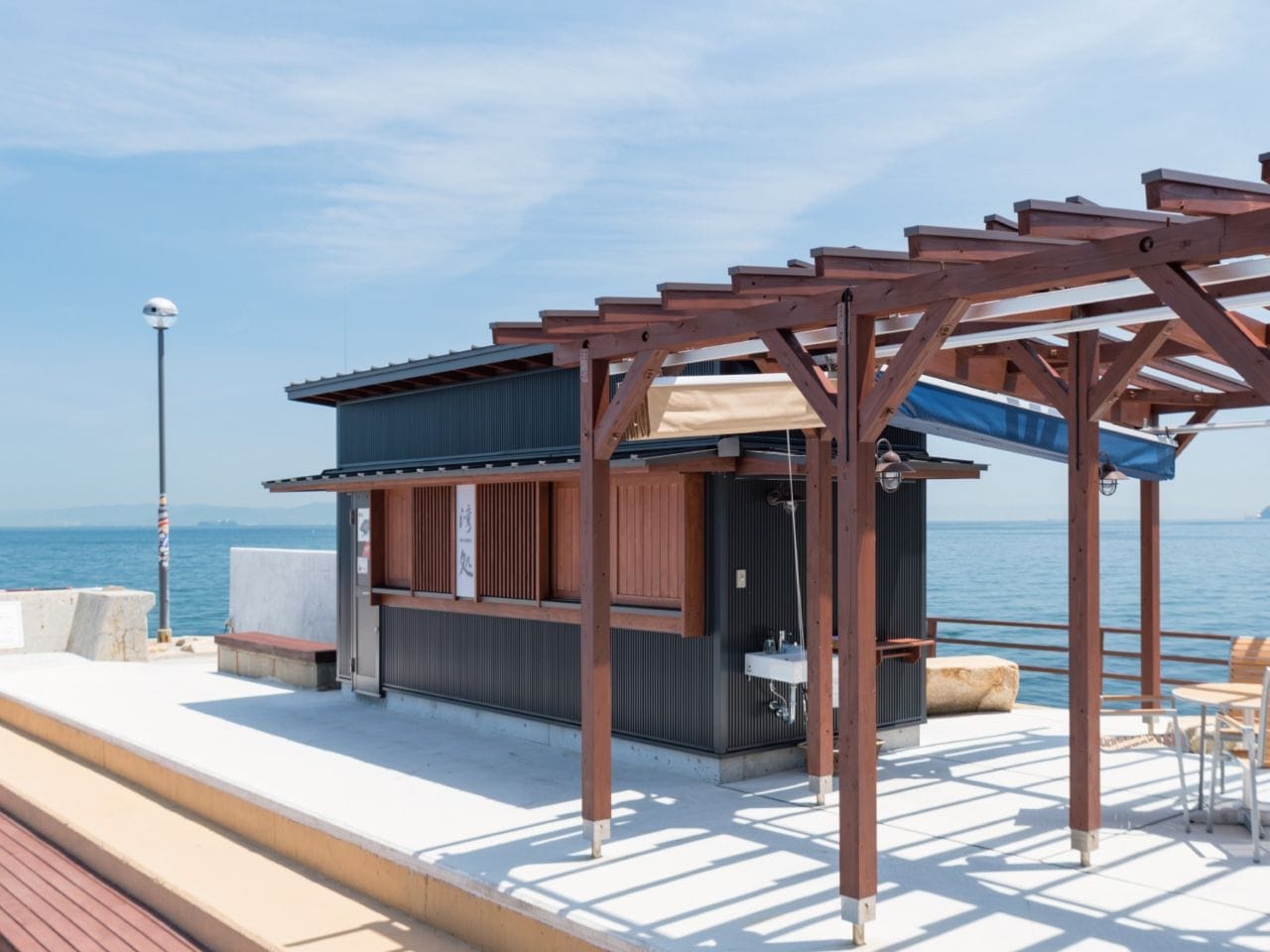 【シーサイドバー「湾処」（WANDO）】サワラカツバーガー、生ビール、アイスキャンディ、ドリンク各種 夏はたこ焼き、かき氷、島おむすびもご用意しています。