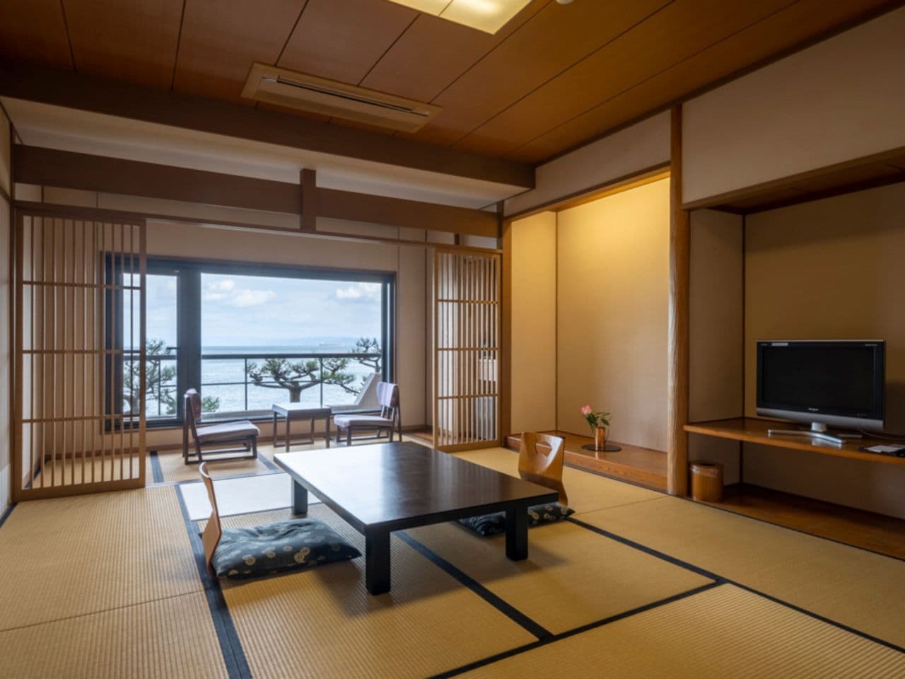 本館2階「汐路」和室10畳