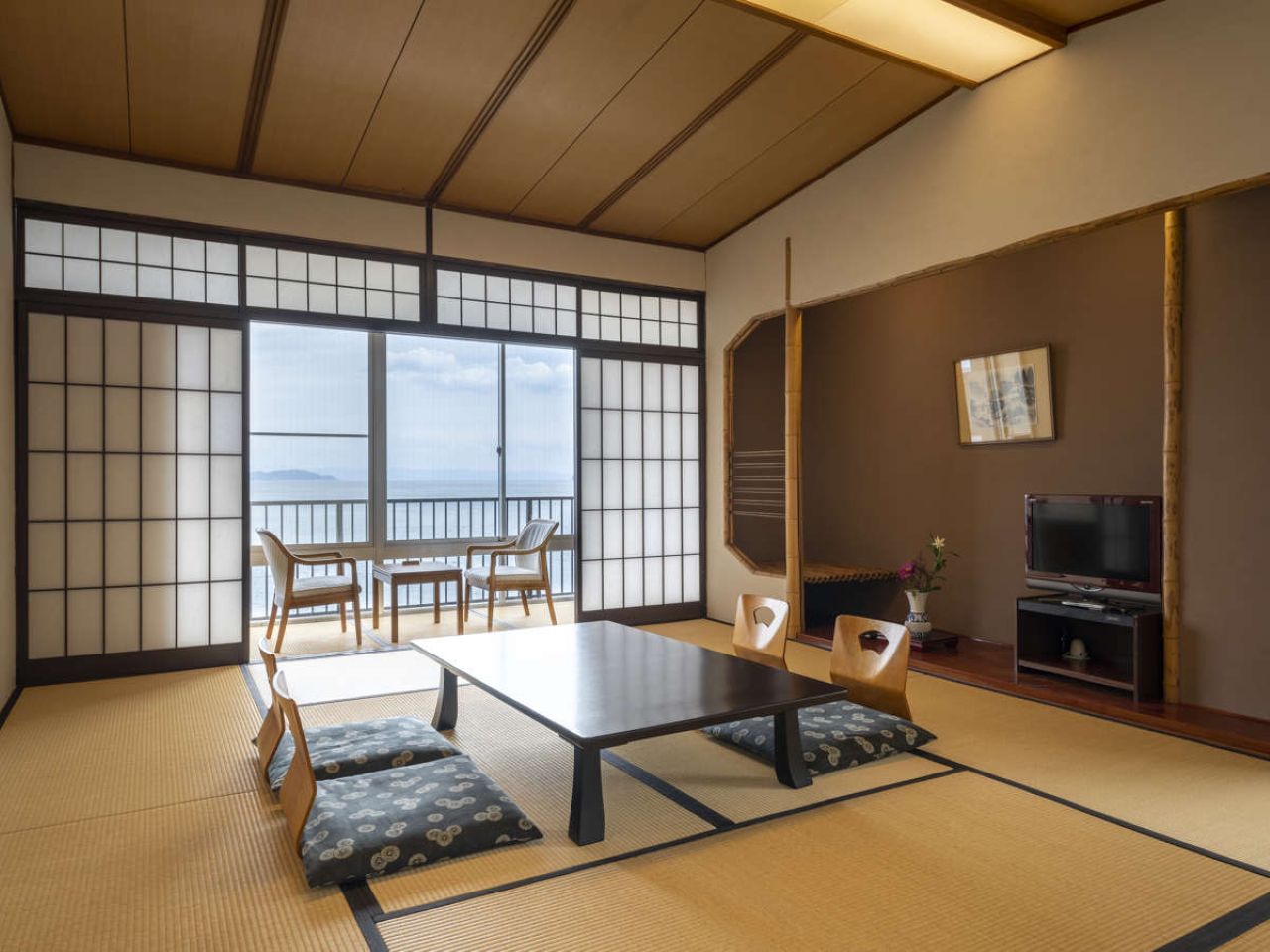 南館　和室10畳（ゆったりタイプ）