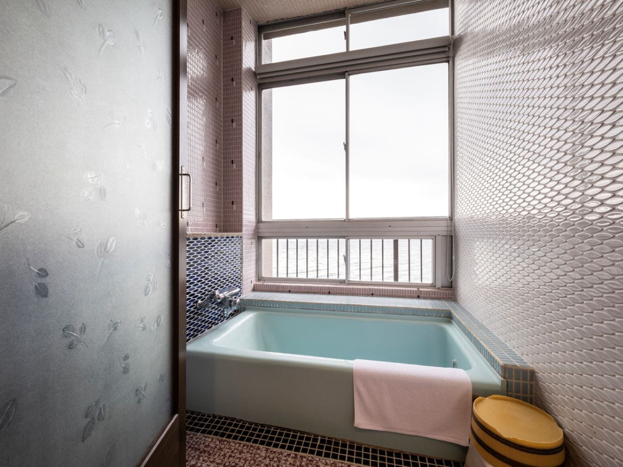 南館「和洋室」和室８畳+ツインベッド