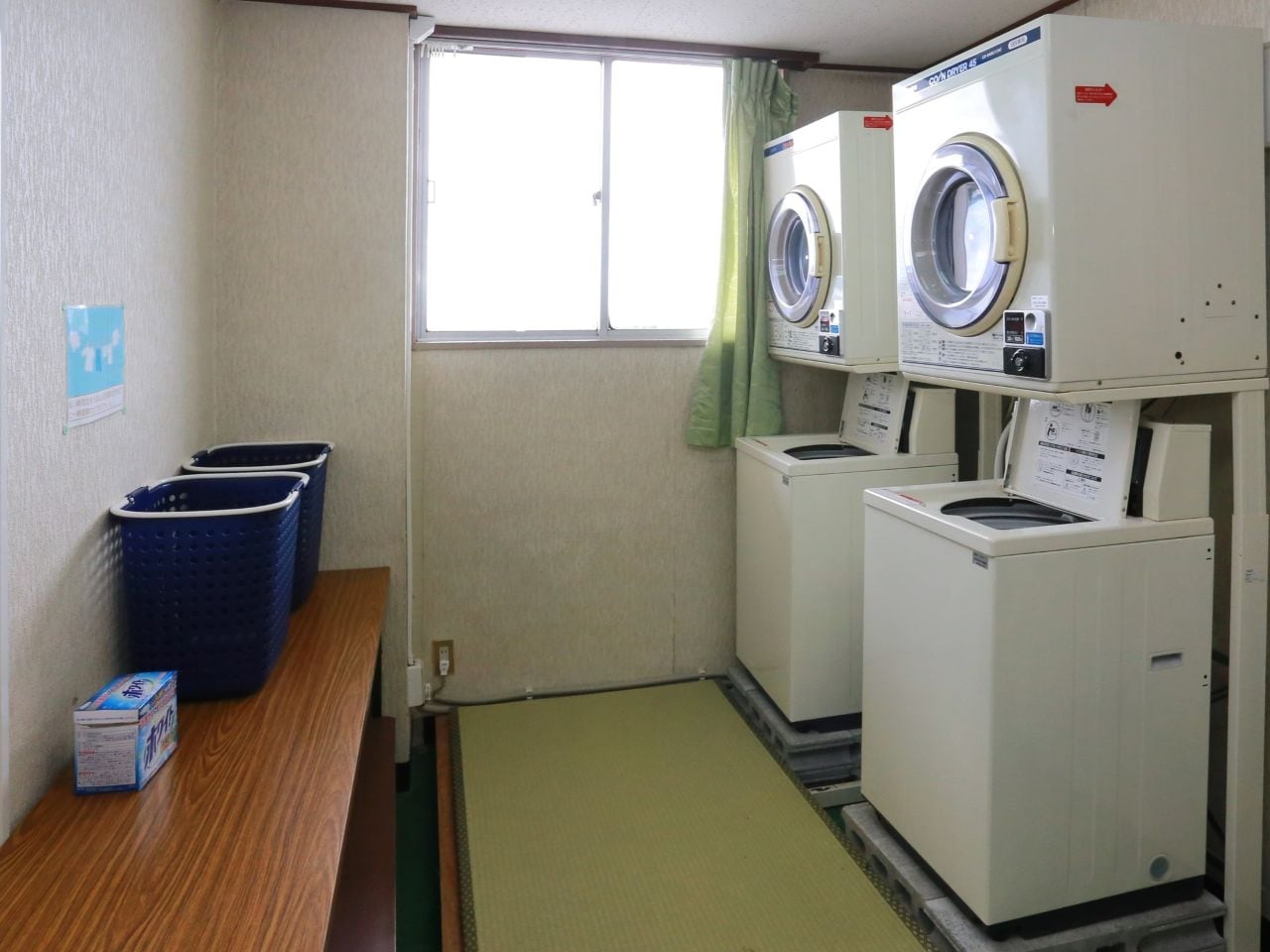 コインランドリー（洗濯機300円、乾燥機100円）