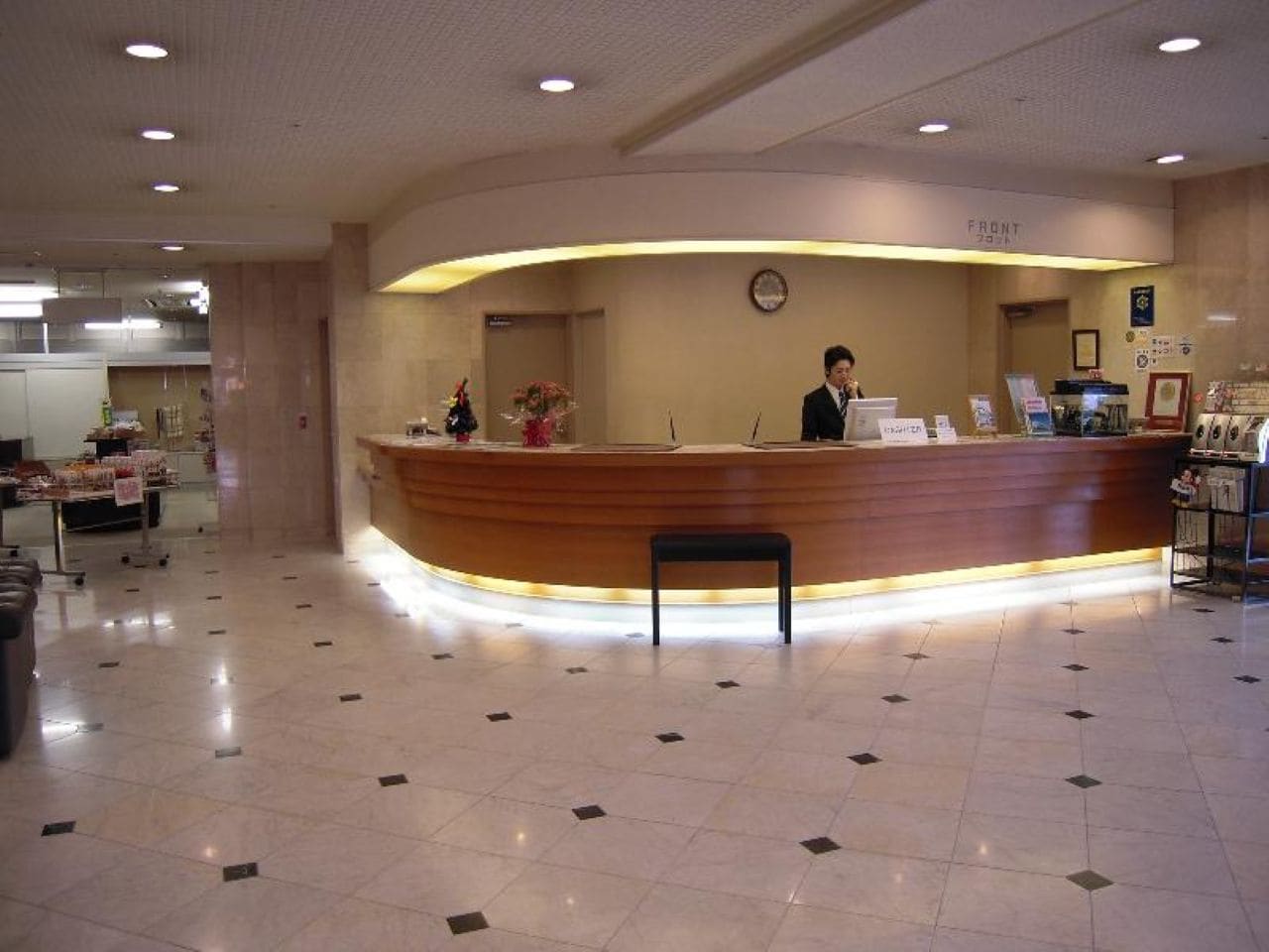 フロント　チェックイン時間　15：00 ～ 21：00　※チェックインが21：00以降の場合は必ずご連絡ください