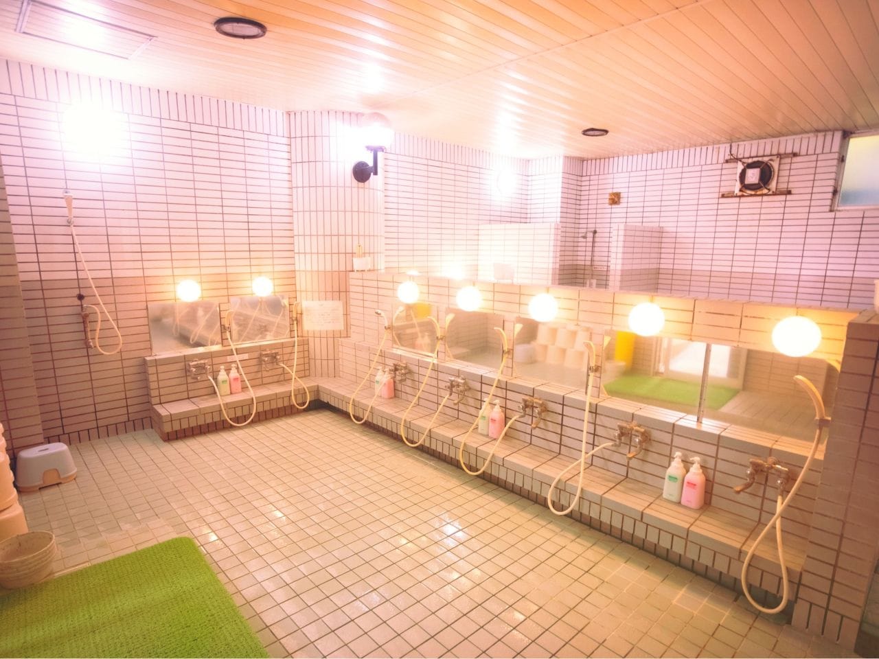 浴場内には「リンスインシャンプー」と「ボディソープ」を無料で備え付け。