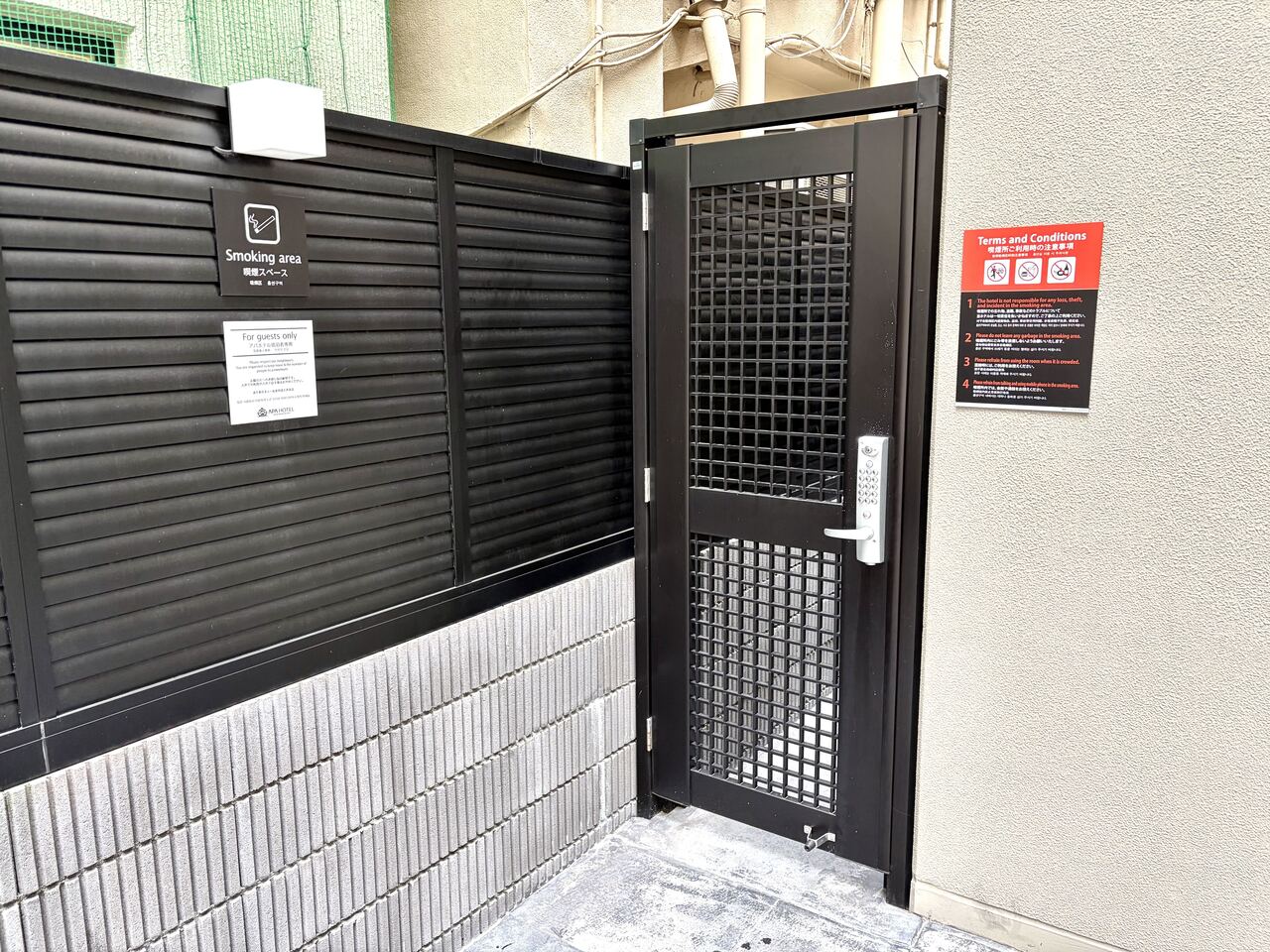【喫煙所】24時間利用可　屋外スペース