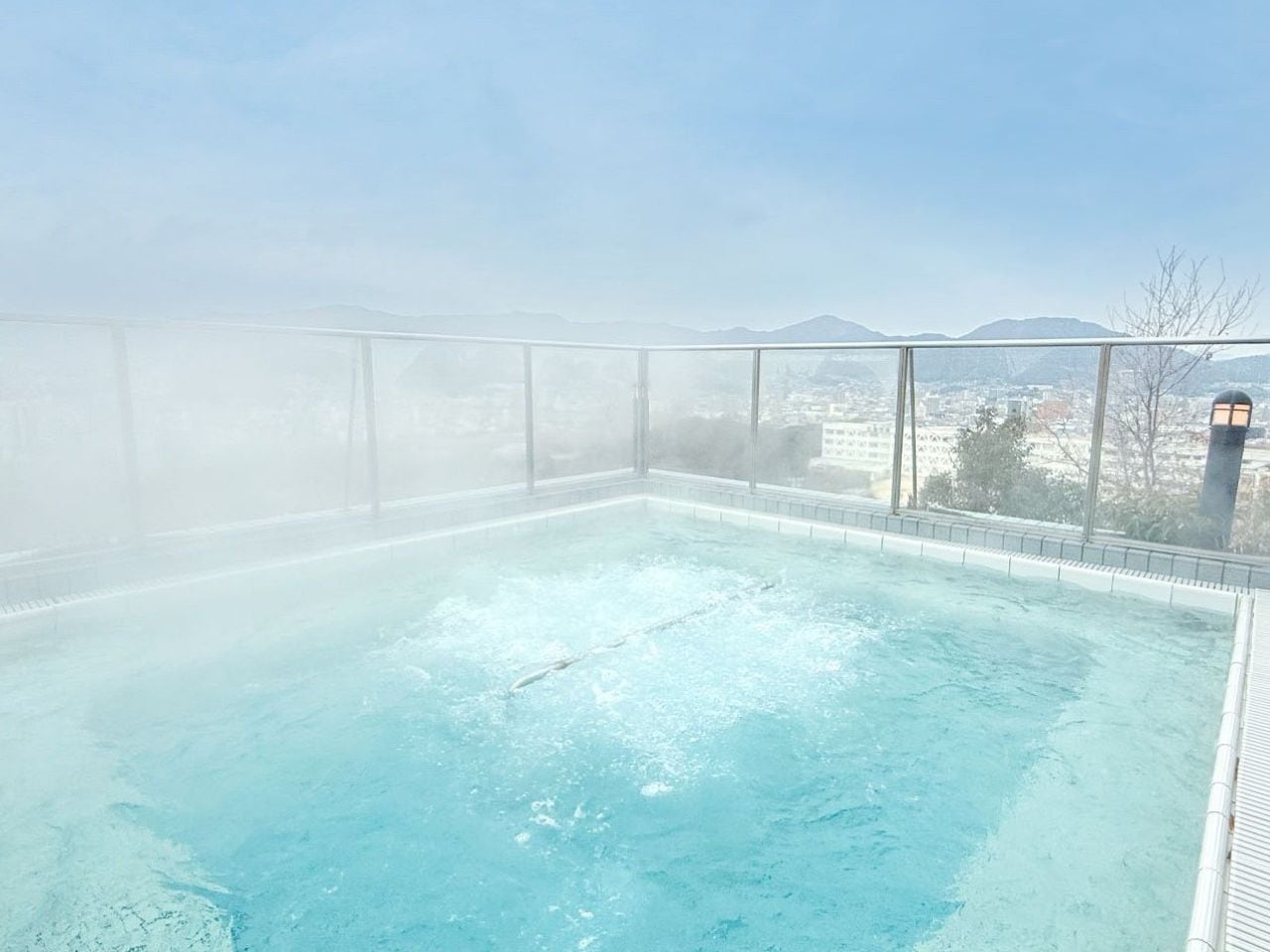露天浴(外部ジャグジー風呂、ご利用には水着が必要です)