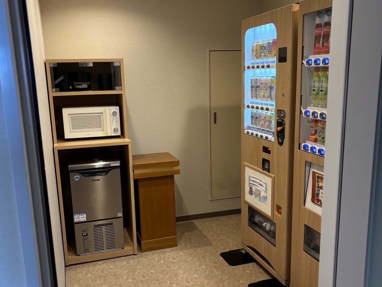 自動販売機・電子レンジ・製氷機（4階）