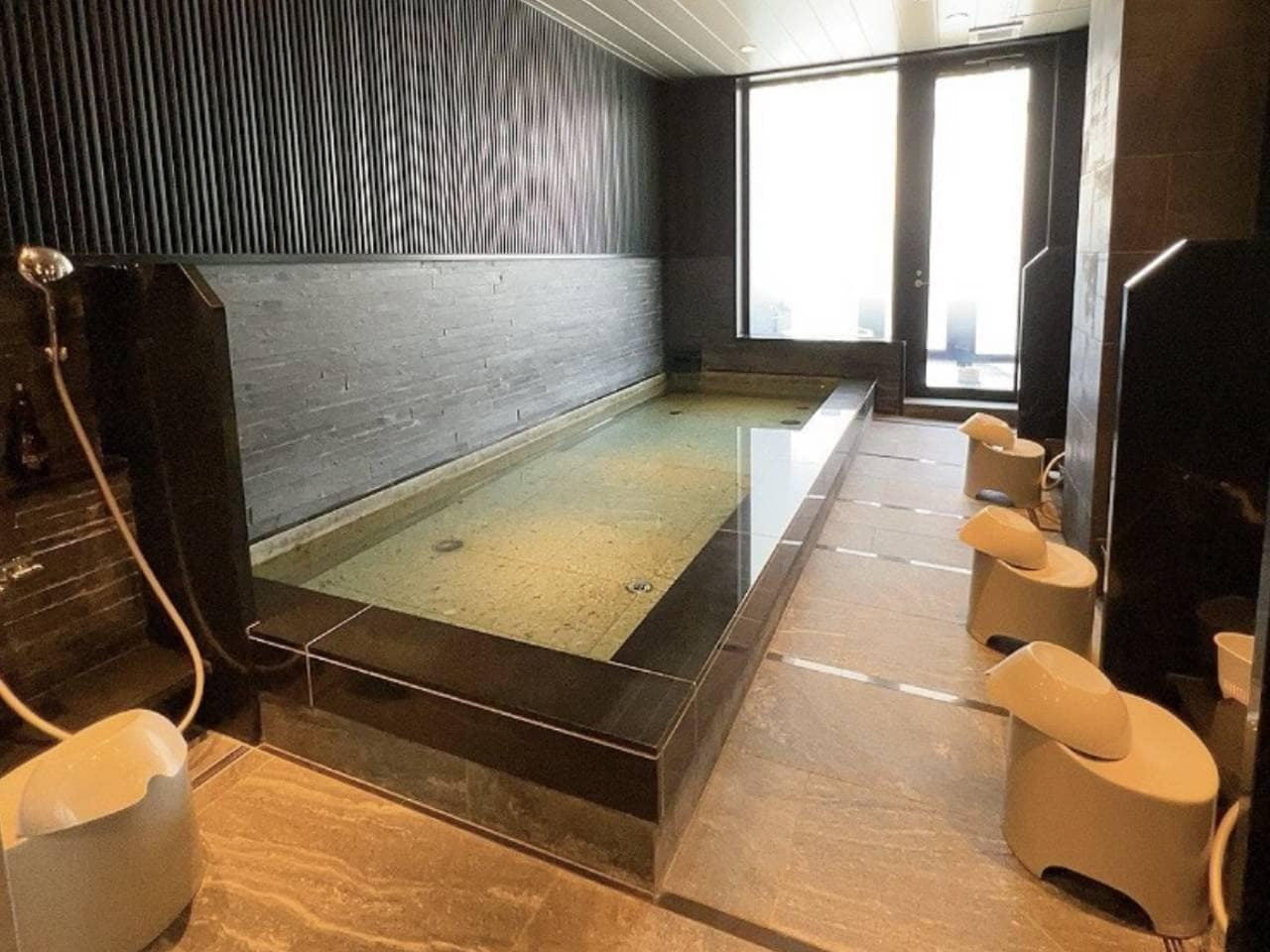 1日の疲れを癒せる大浴場完備