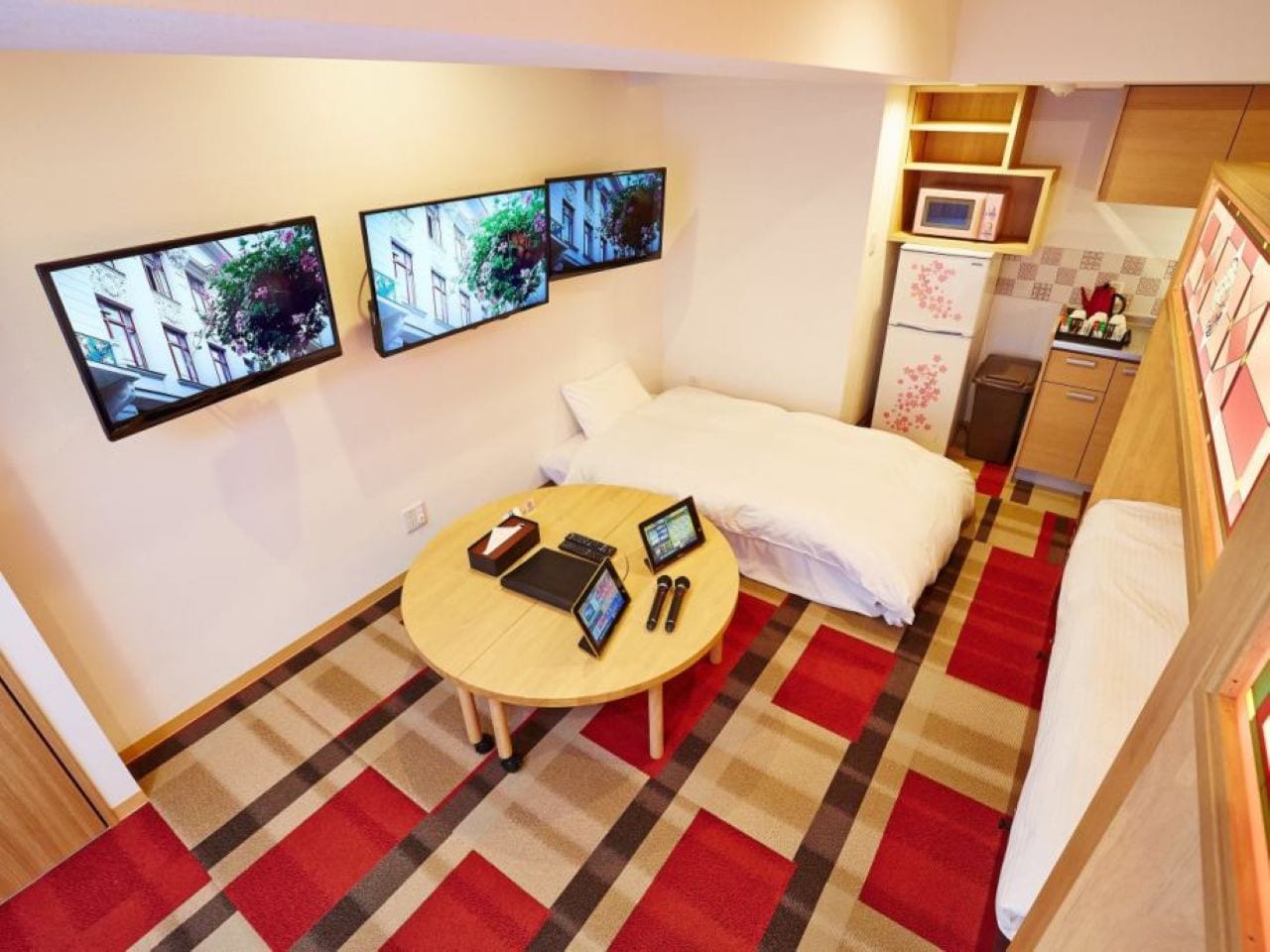 6名利用部屋のゆったりスペースで食事やゲームなどお楽しみください。