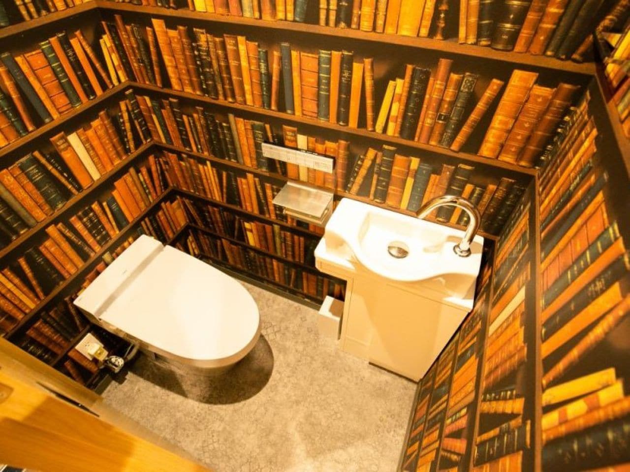 トイレまで各お部屋の色があります（写真はIndustrial）