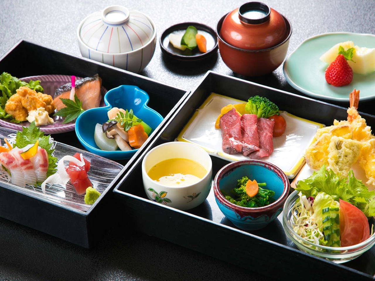 凛とした設えの中、旬の魚や山野菜を