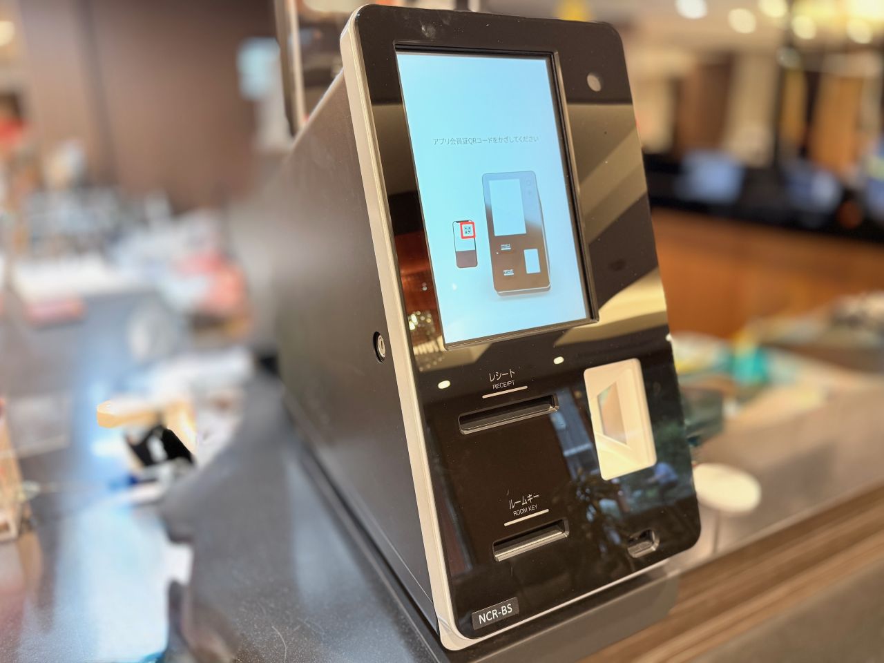 1秒チェックイン機 アプリ内でチェックイン済みのお客様はアプリ会員証をかざすだけでチェックインが可能です。