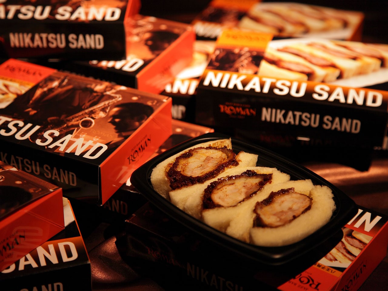 フロントで「煮かつサンド」販売中！