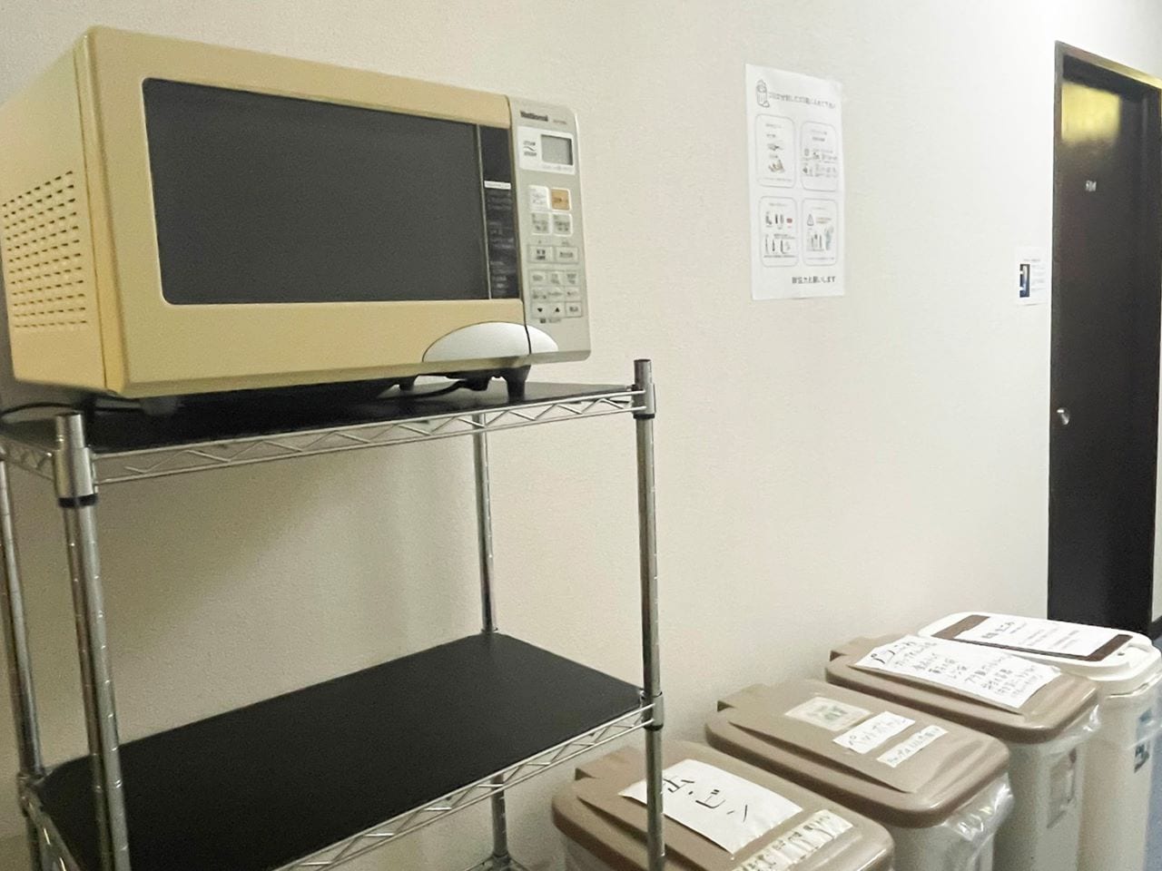 共用設備　廊下にある共用の電子レンジ。譲り合ってご利用ください