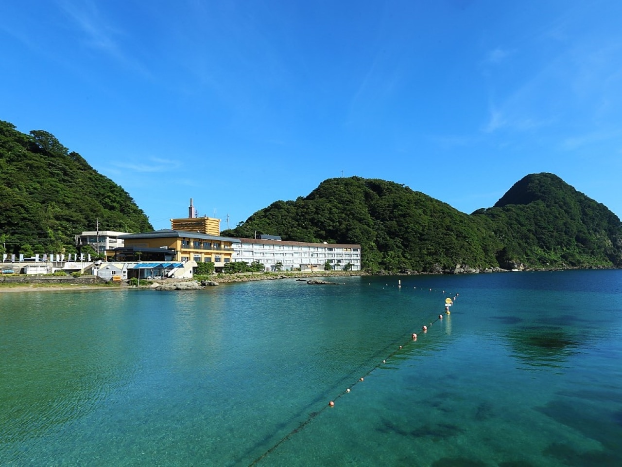 「日本の渚百選」や「快水浴場百選」に選定された 竹野浜の海岸沿いに佇む 奥城崎シーサイドホテル