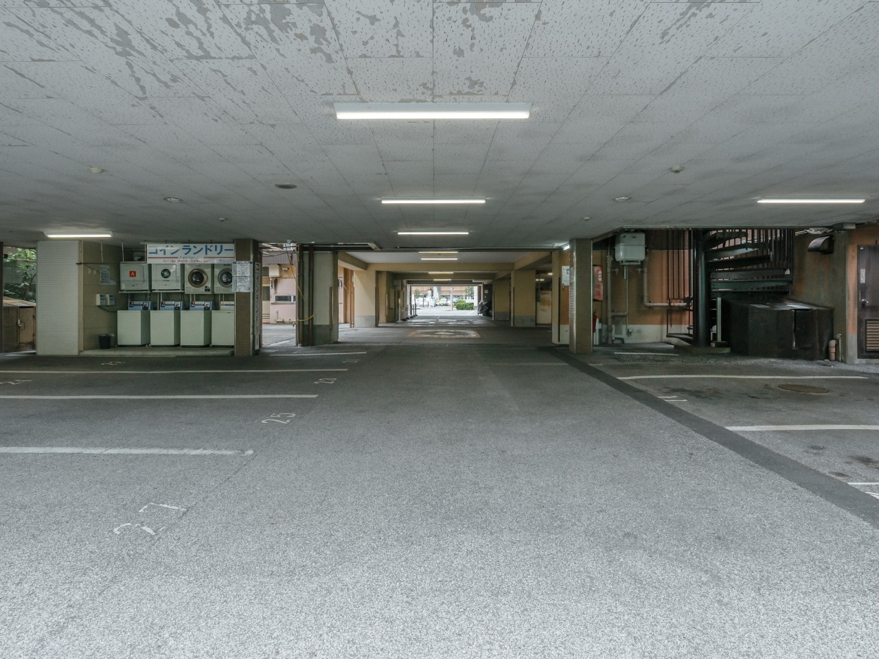 本館駐車場