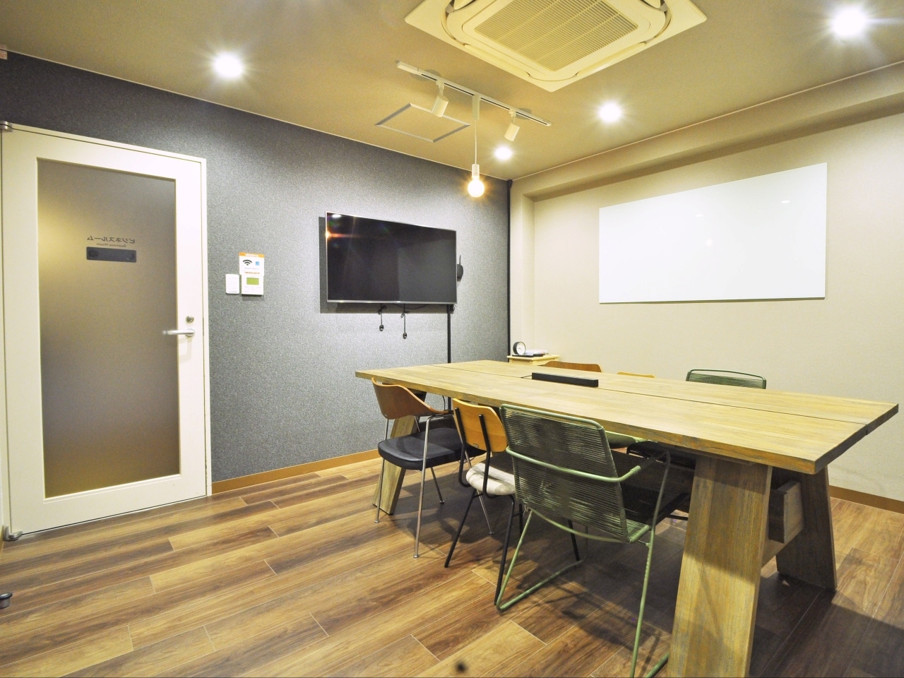 大型モニターやホワイトボードの他、コピー機のご用意もございます。