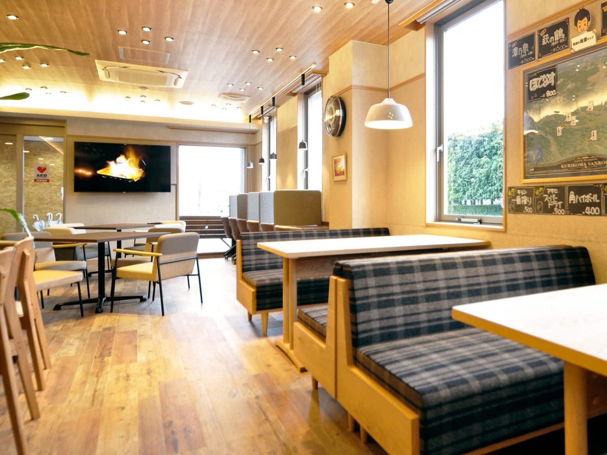 ゆっくりくつろげるソファボックス席、テーブル席も各二つご用意がございます。