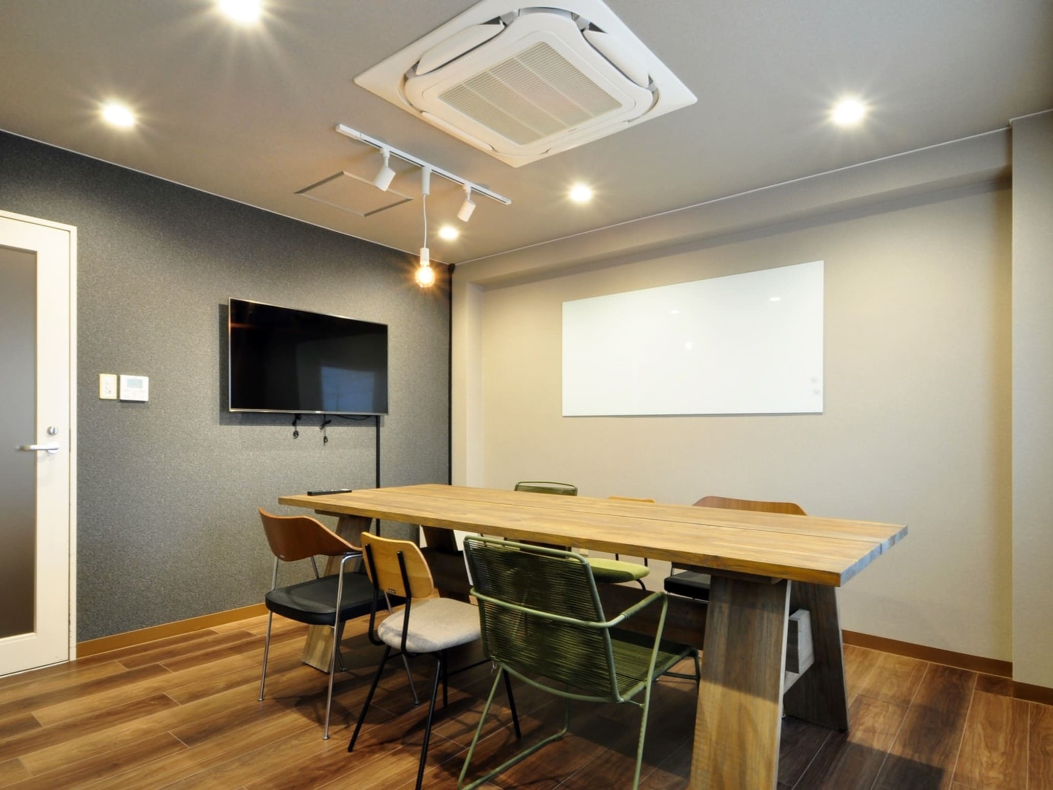 大型モニターやホワイトボードの他、コピー機のご用意もございます。