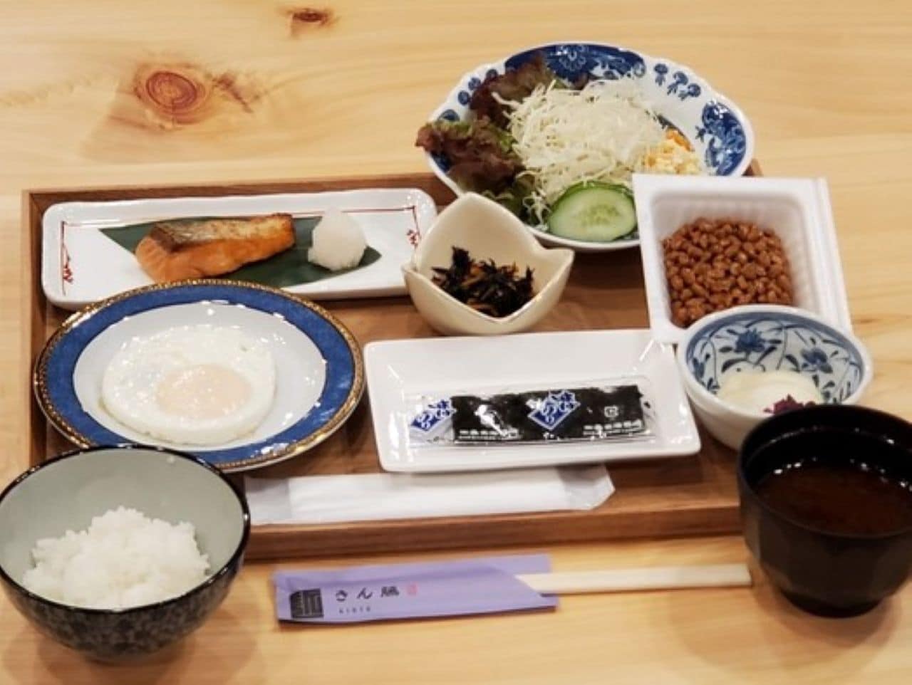 ご朝食の一例(日替わり) 魚料理と卵料理、サラダ付き 小付け、香の物、納豆 ご飯と汁物はセルフでお代りご自由に