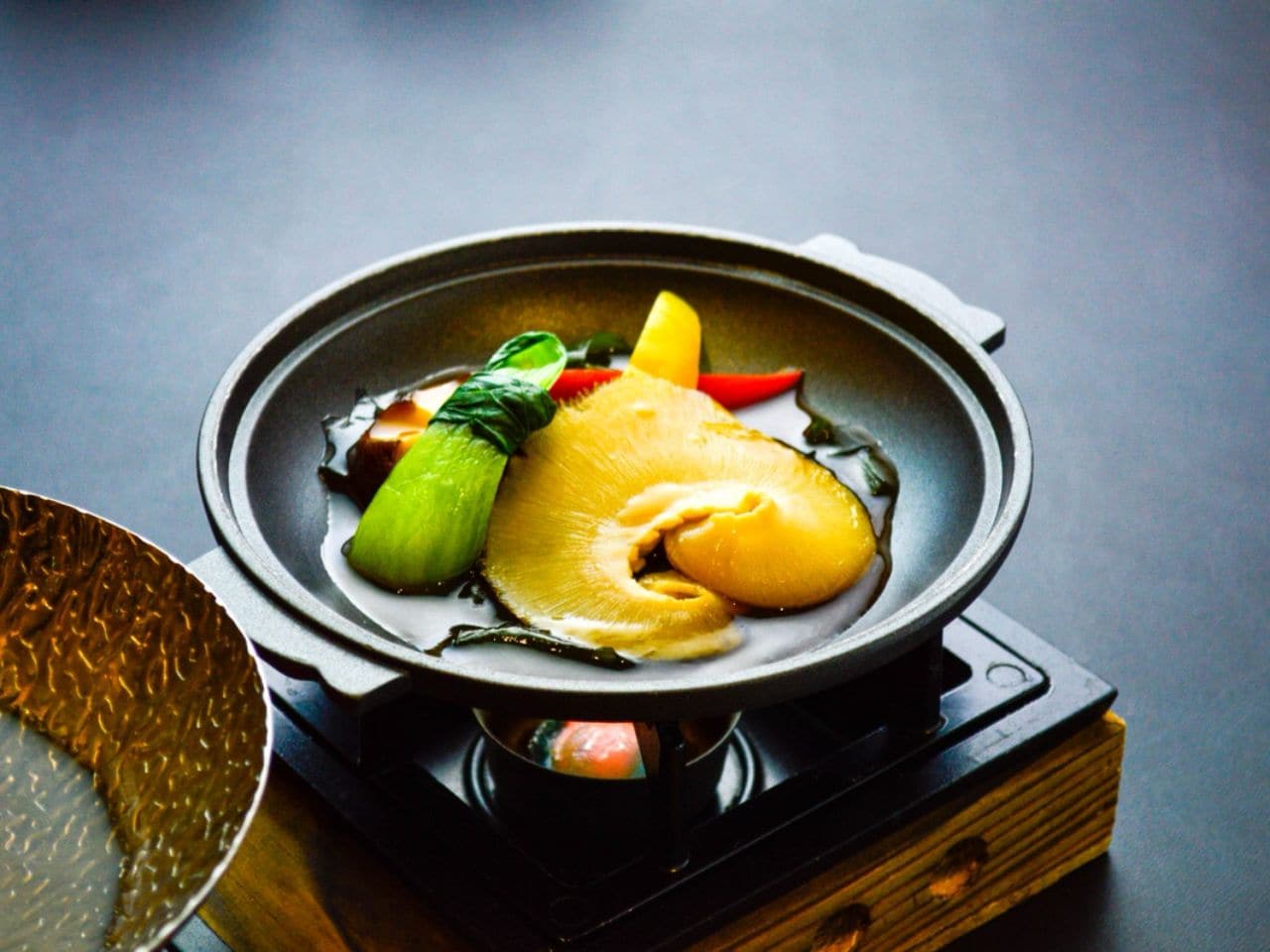 2026春の三陸（薫）フカヒレ陶板｜地元野菜と新わかめ添え