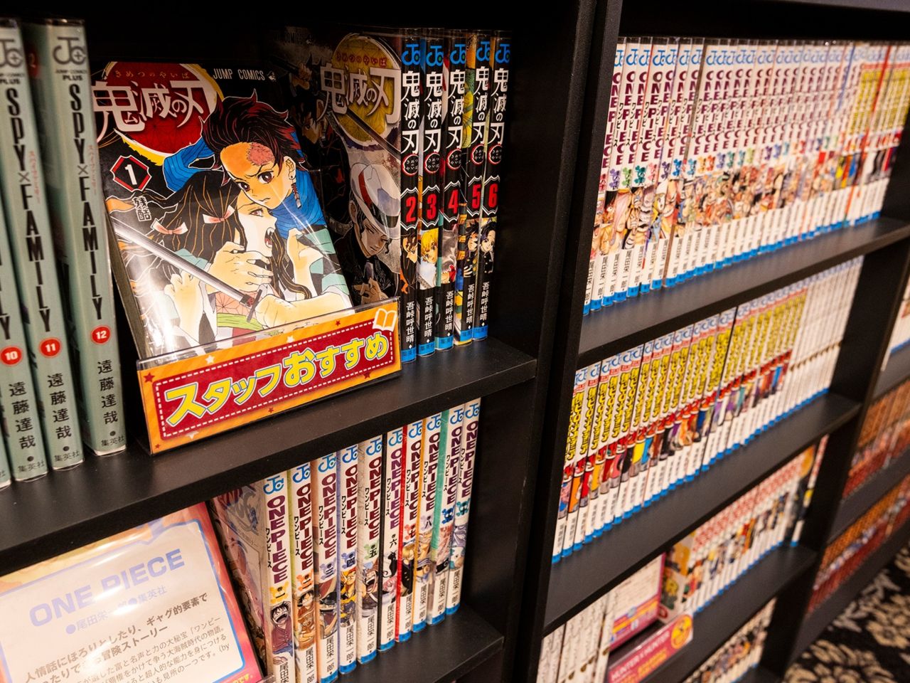 ロビーでは人気コミックを多数お楽しみいただけます！