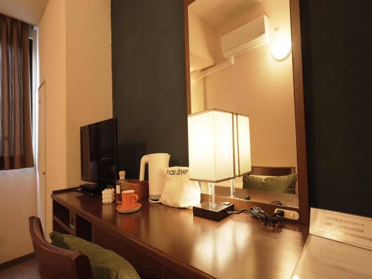 椅子とテーブルを備えちょっとした作業にも快適にお過ごしいただけます。