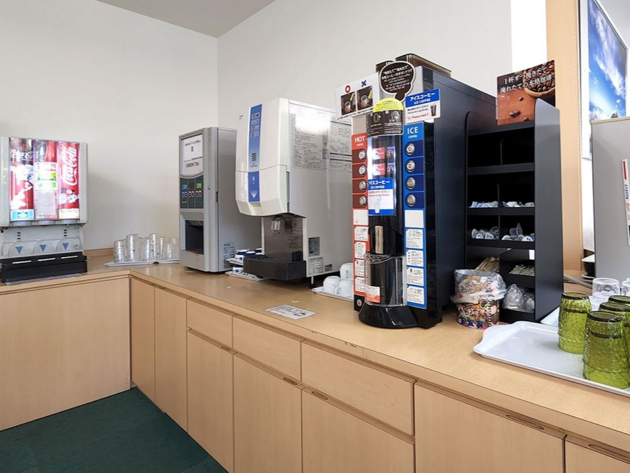 挽きたての香りを楽しめるコーヒー(ホット・アイス)に自社農園(富士市大淵)で栽培・製茶している煎茶や新鮮な朝霧高原牛乳アイスティー・その他ジュースなどが楽しめます。