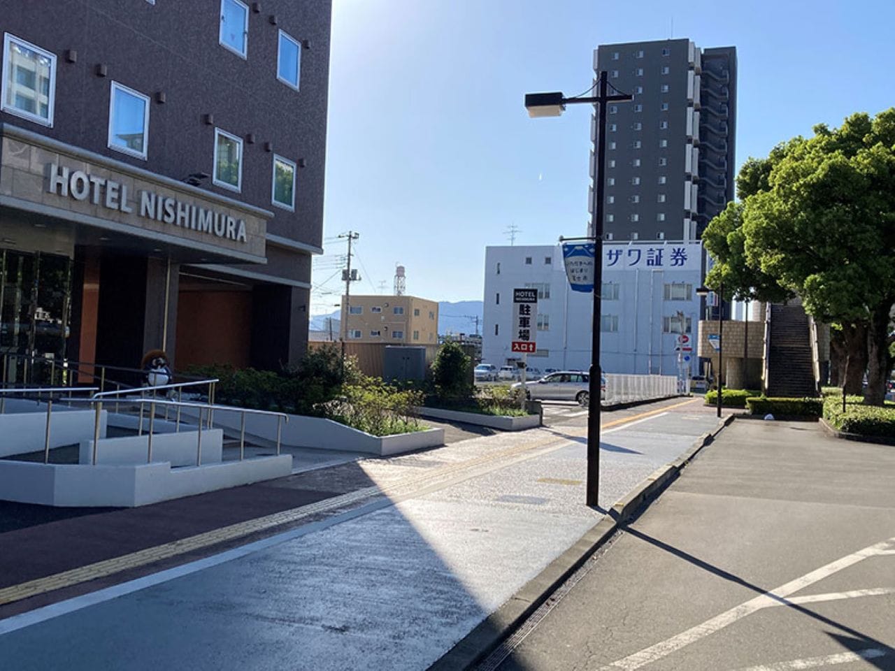 ホテル隣(裏側)駐車場入口
