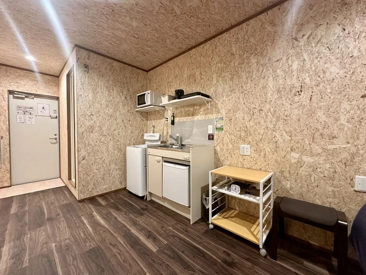室内にミニキッチン、冷蔵庫、電子レンジ完備！（洗剤はご用意ください。）