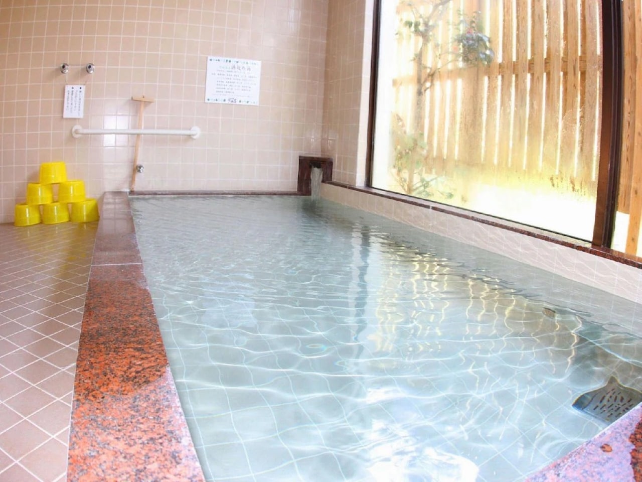 源泉掛け流しの湯をお楽しみ下さい。