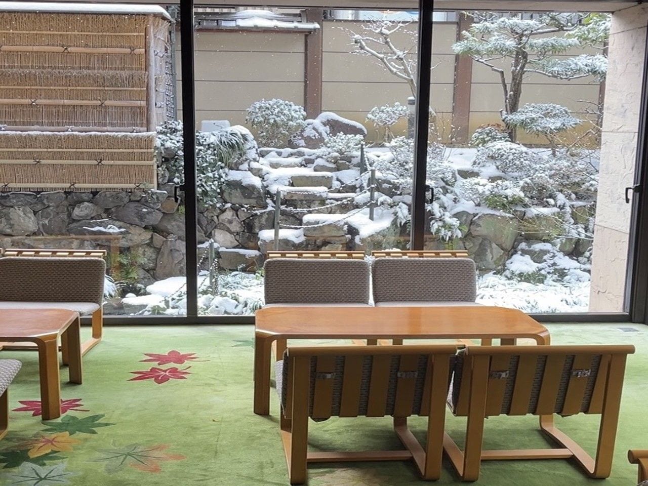 ロビーから見た庭～雪景色～
