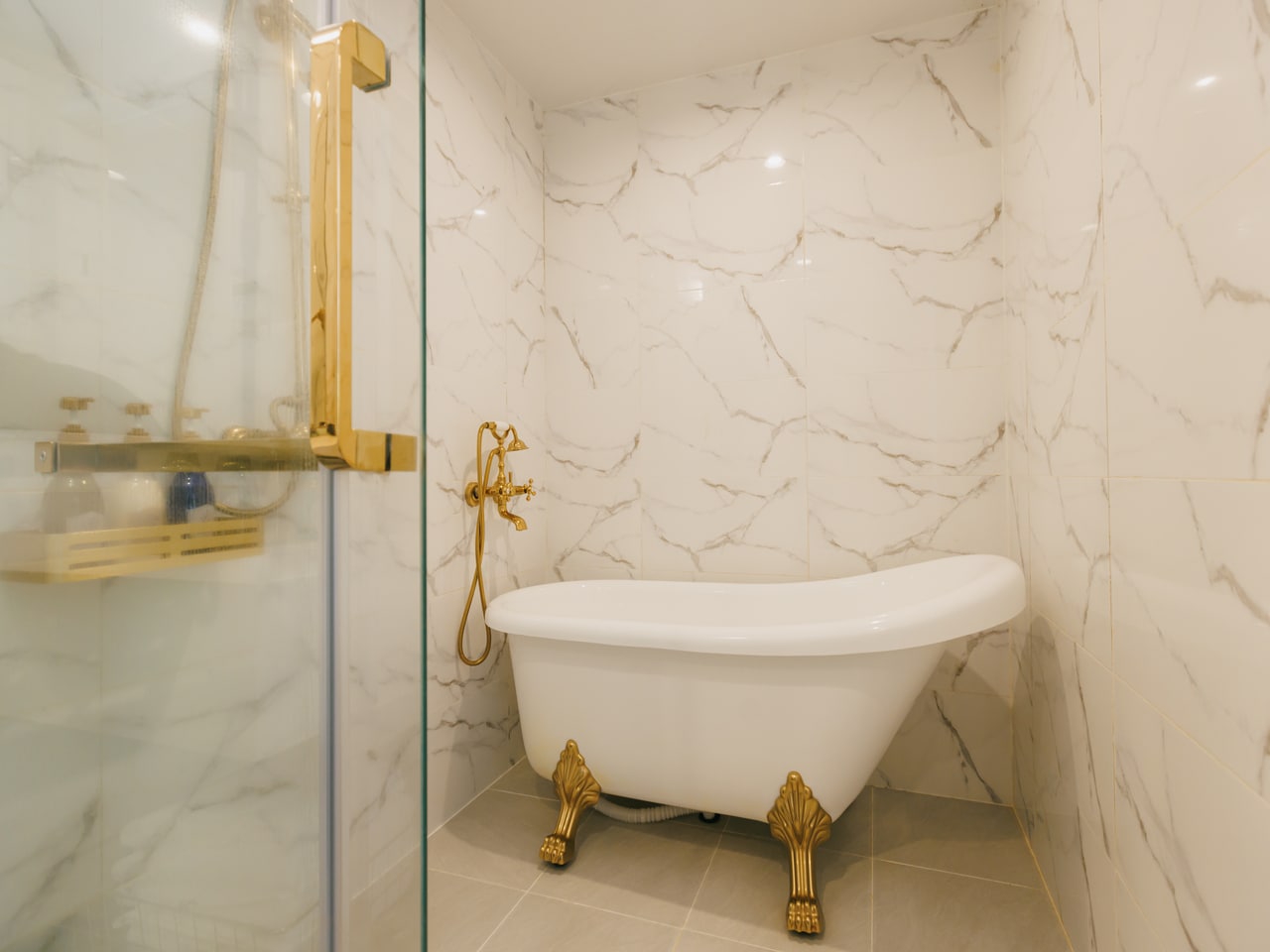 テントと直結のバストイレ