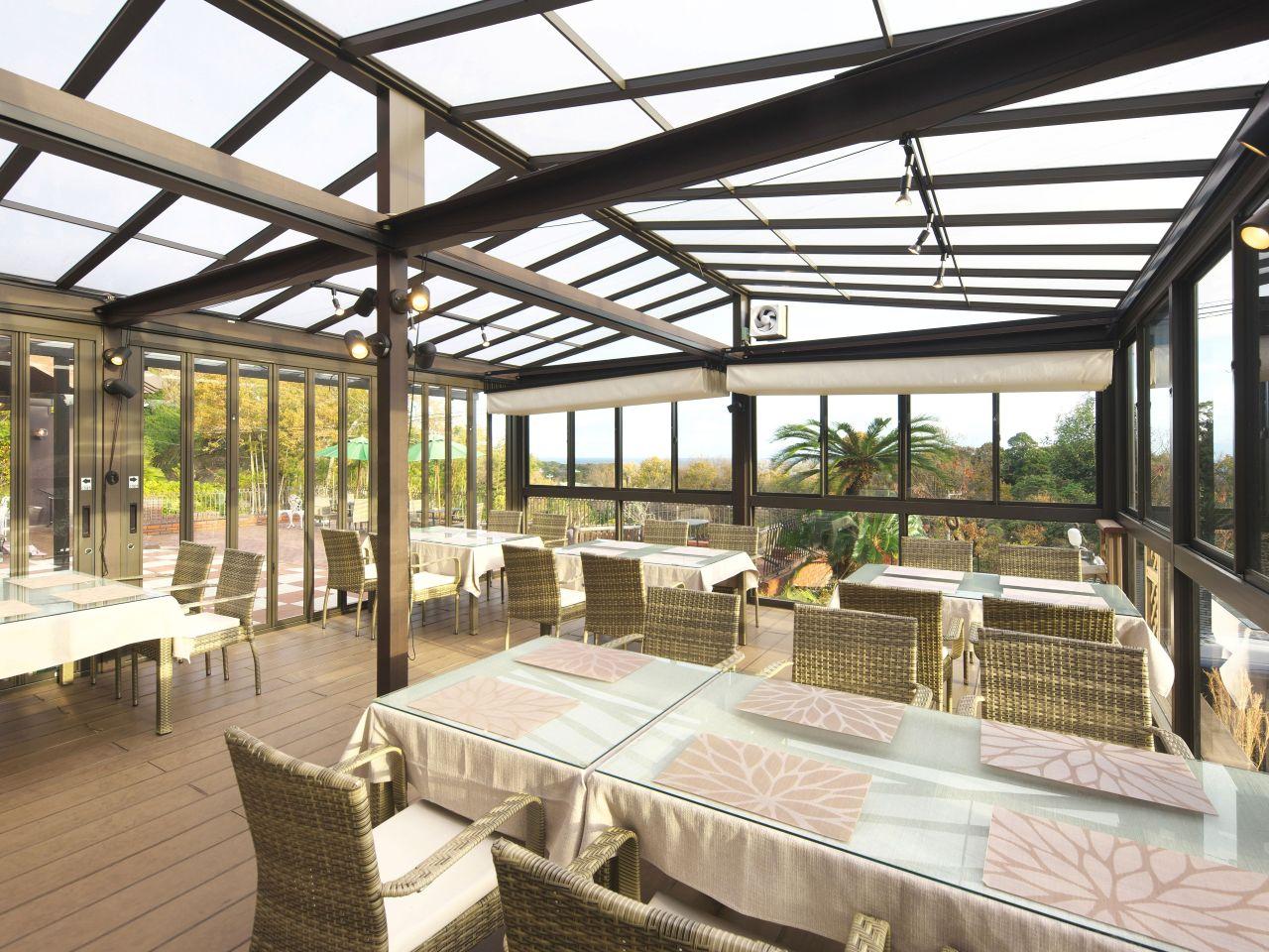 伊豆高原の景色を見ながら楽しむお食事会場