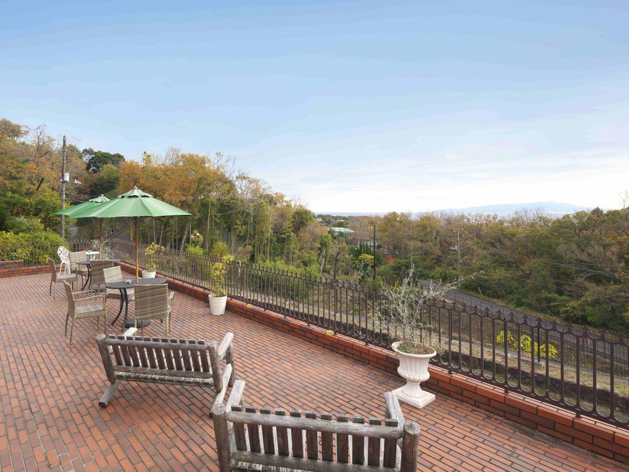 自然を心地よく感じられるテラスから海を眺望ができます