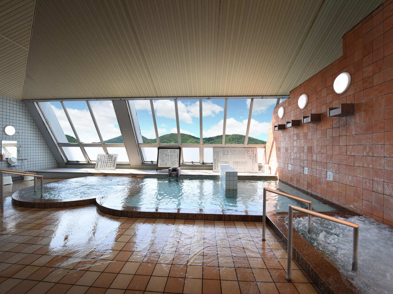 山鹿の街を一望することのできる大浴場です。