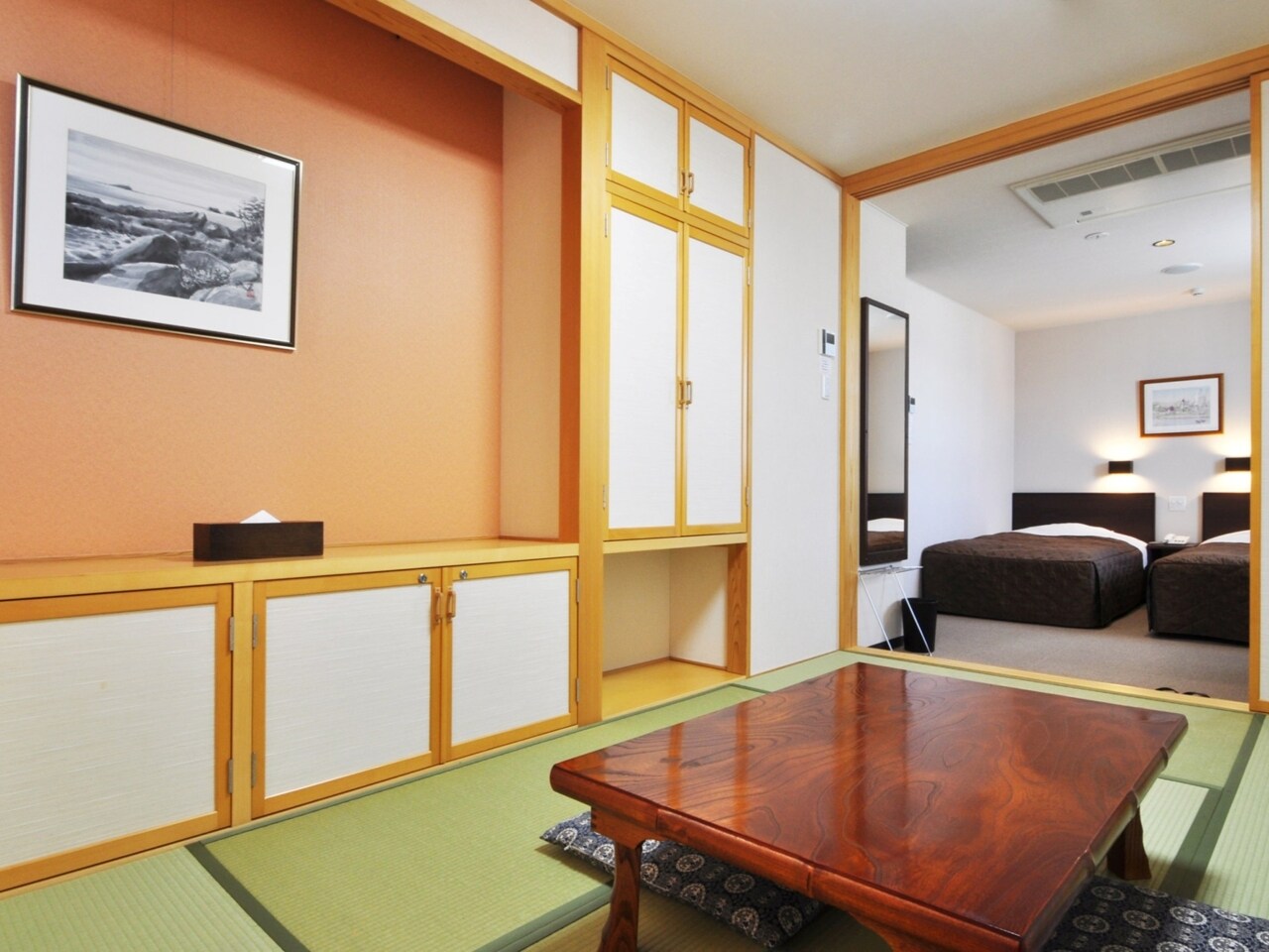 和洋室（ツインベッド＋6畳）