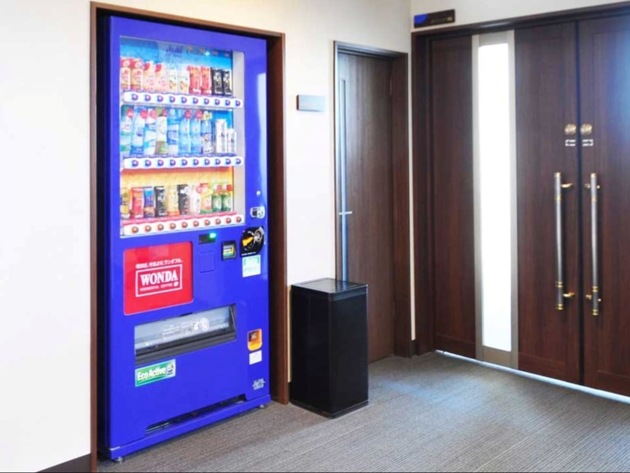 1階：自動販売機・喫煙スペース