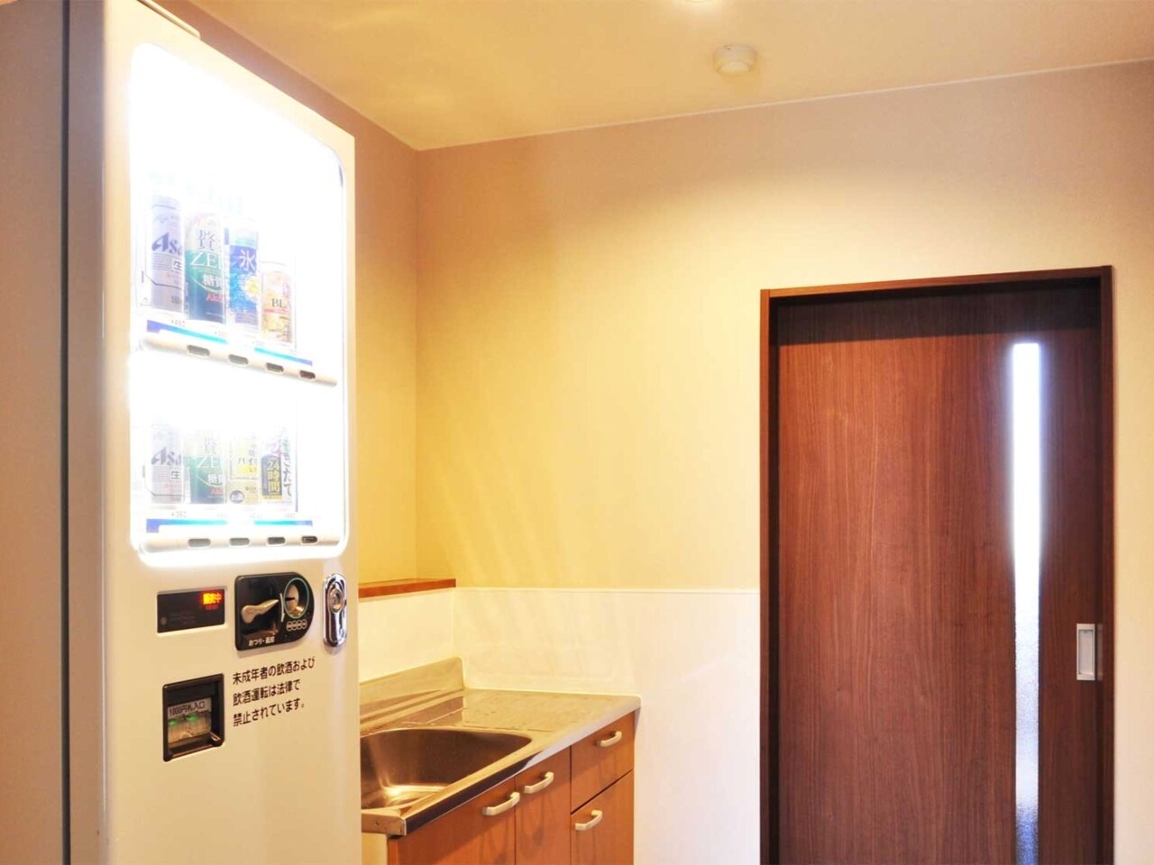 3階：自動販売機・喫煙スペース