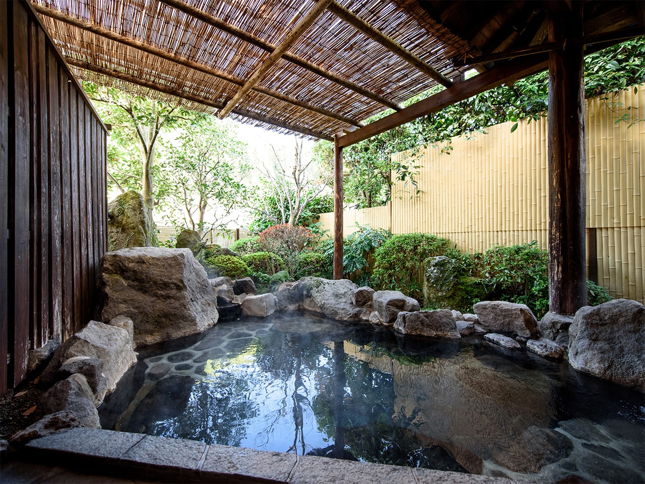 貸切露天風呂「花合野（かごの）」は桧造りの内湯と大きな岩を配した露天に分かれております。